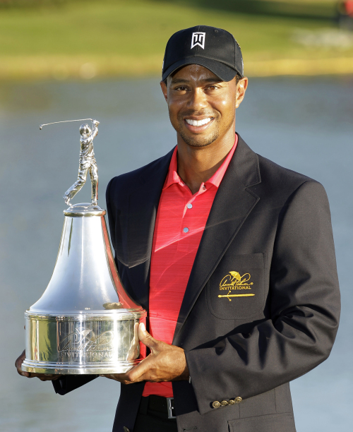 Tiger Woods holds up the championship trophy after winning the Arnold Palmer Invitational golf tournament at Bay Hill in Orlando on Sunday. (AP-Yonhap News