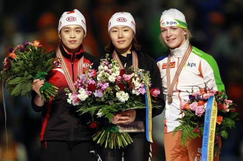 <YONHAP PHOTO-0274> Korea's Sang-Hwa Lee (C), China's Jing Yu (L) and Netherland's Thijsje Oenema pose during the World Cup Speed Skating tournament in Heerenveen on March 25, 2012. AFP PHOTO / ANP / VINCENT JANNINK netherlands out../2012-03-26 06:08:59/ <저작권자 ⓒ 1980-2012 ㈜연합뉴스. 무단 전재 재배포 금지.>
Korea’s Lee Sang-hwa (center), China’s Jing Yu (left) and the Netherlands’ Thijsje Oenema pose on the podium on Sunday.  AFP-Yonhap News