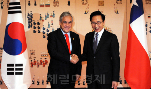 한-칠레 정상회담-- 26일 오전 청와대 접견실에서 이명박대통령이 칠레 삐녜라 대통령과 정상회담에 앞서 악수를 하고 있다.<br />정희조 기자 checho2heraldm.com 2012.03.26\r\n한-칠레 정상회담-- 26일 오전 청와대 접견실에서 이명박대통령이 칠레 삐녜라 대통령과 정상회담에 앞서 악수를 하고 있다.\n정희조 기자 checho2heraldm.com 2012.03.26\r\n이명박 대통령이 26일 청와대 접견실에서 세바스티안 피녜라 칠레 대통령과 정상회의에 앞서 악수를 하고 있다. 두 정상은 FTA의 활성화를 위해서 의견을 교환했다. \n 정희조 기자/checho2heraldm.com