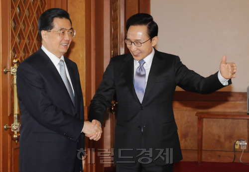 이명박 대통령이 26일 오전 청와대 본관에서 핵안보정상회의에 참가하러 방한한 후진타오 중국국가주석을 영접하고있다. 정희조 기자 checho2heraldm.com 2012.03.26\r\n이명박 대통령이 26일 오전 청와대 본관에서 핵안보정상회의 참석차 방한한 후진타오(胡錦濤) 중국 국가주석을 반갑게 영접하고 있다. 두 정상 간 10번째 만남인 이날 회담에서 이 대통령은 북한의 로켓 발사 저지를 위해 중국이 적국 개입해 달라고 요청했다. 　정희조 기자/checho@heraldm.com