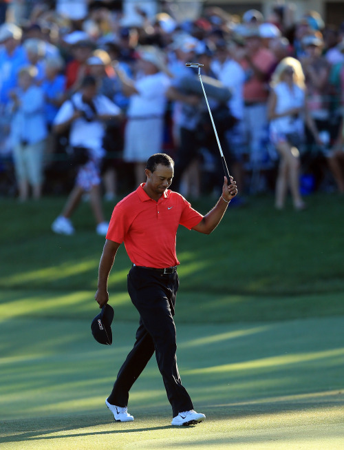 <YONHAP PHOTO-0446> ORLANDO, FL - MARCH 25: Tiger Woods of the USA acknowledges the crowd as he approaches the green at the par 4, 18th hole to secure his victory during the final round of the 2012 Arnold Palmer Invitational presented by MasterCard at Bay Hill Club and Lodge on March 25, 2012 in Orlando, Florida. David Cannon/Getty Images/AFP== FOR NEWSPAPERS, INTERNET, TELCOS & TELEVISION USE ONLY ==../2012-03-26 08:28:14/ <저작권자 ⓒ 1980-2012 ㈜연합뉴스. 무단 전재 재배포 금지.>
Tiger Woods acknowledges the crowd as he approaches the 18th green on Sunday.
AFP-Yonhap News