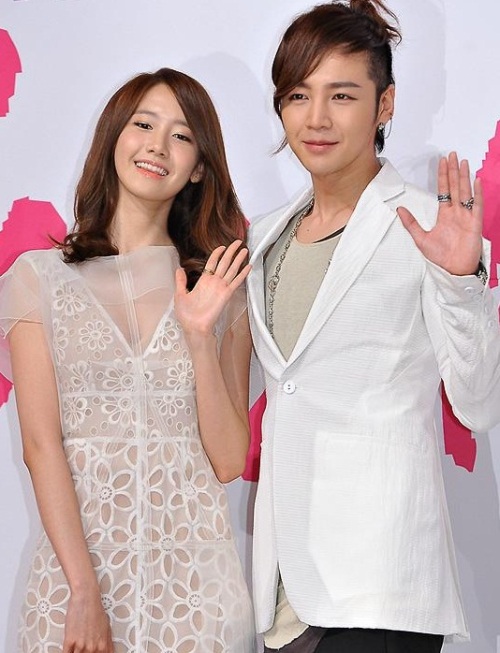 윤아(가수,탤런트/소속그룹-소녀시대)/장근석(탤런트,영화배우)\r\n브라운관의 신구(新舊) 배우들의 조화가 눈길을 끌 전망이다. 서로의 첫사랑으로 안방극장을 애틋함을 물들일 배우 장근석-윤아, 그리고 정진영-이미숙이 그 주인공이다. KBS2 새 월화드라마 ‘사랑비’에서다.