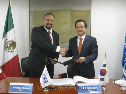 KIPO Commissioner Lee Soo-won (right) shakes hands with his Mexican counterpart Rodrigo Roque after signing an agreement on cooperation in the field of intellectual property in Mexico City on Friday.  KIPO