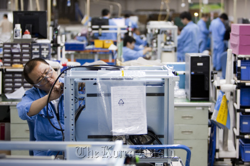 Employees at the General Electric Co. healthcare unit’s production facility assemble medical X-ray devices in Beijing.  Bloomberg
Employees at the General Electric Co. healthcare unit’s production facility assemble medical X-ray devices in Beijing.  Bloomberg