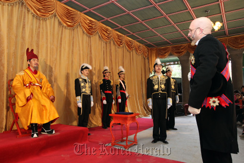 A reenactment of Emperor Gojong’s meeting with foreign envoys is staged at Deoksugung’s Jeonggwanheon in central Seoul, Saturday.  Yonhap News