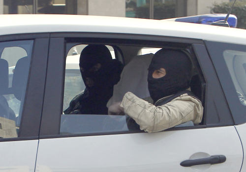 <YONHAP PHOTO-0599> An unidentified man with his head covered, believed to be Abdelkader Merah or his companion, sits between masked police officers as they head to the French police's anti-terrorist headquarters in Levallois-Perret, outside Paris, Saturday, March 24, 2012. Merah's brother, Mohamed Merah is blamed for a series of deadly shootings which have shocked France and upended the country's presidential race. Merah, who claimed allegiance to al-Qaida, died in a hail of gunfire Thursday after a dramatic 32-hour-long standoff with law enforcement. (AP Photo/Christophe Ena)/2012-03-24 20:59:33/ <저작권자 ⓒ 1980-2012 ㈜연합뉴스. 무단 전재 재배포 금지.>