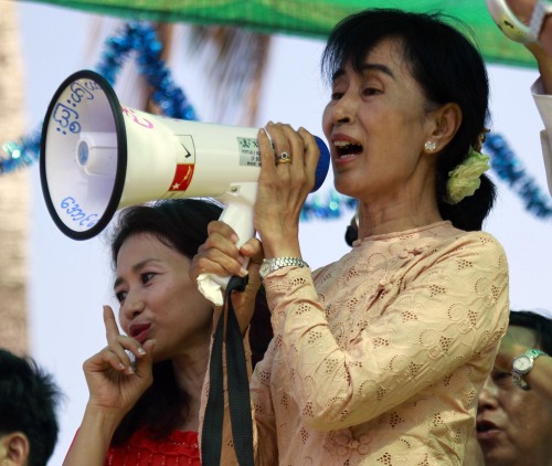 <YONHAP PHOTO-0242> Nobel Peace Prize laureate Aung San Suu Kyi talks to supporters during her election campaign trip to Sankhanthit Village, in Myeik Archipelago, in the southern most part of Myanmar, Saturday, March 24, 2012. (AP Photo/Khin Maung Wiin)/2012-03-25 08:45:00/ <저작권자 ⓒ 1980-2012 ㈜연합뉴스. 무단 전재 재배포 금지.>
Nobel Peace Prize laureate Aung San Suu Kyi talks to supporters during her election campaign trip to Sankhanthit Village, in Myeik Archipelago, in the southernmost part of Myanmar.  AP-Yonhap News