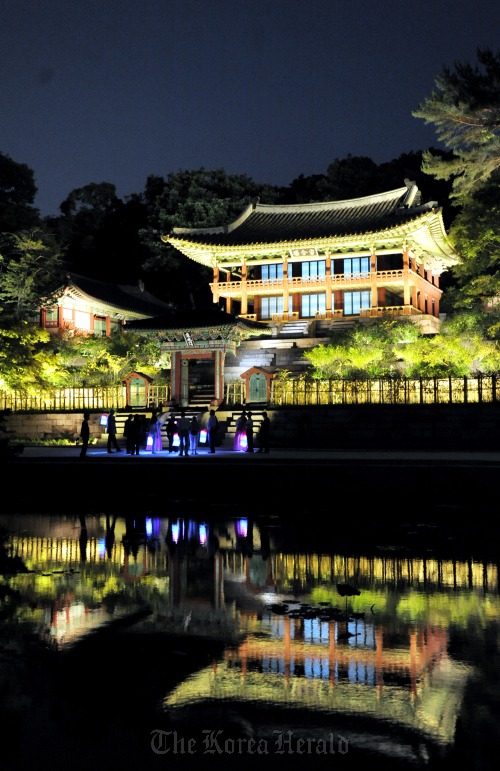 창덕궁 야간개장 '달빛기행' / 안훈기자 rosedale@ 2011.06.14
Changdeokgung at night . Ahn Hoon/The Korea Herald