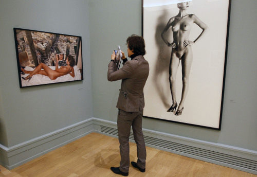 <YONHAP PHOTO-0012> EDS NOTE NUDITY - A visitor looks at the work of late fashion photographer Helmut Newton at the opening of his first retrospective in France at Paris' Grand Palais museum, Friday March 23, 2012. The exhibit, curated by his widow June Newton, contains some 250 pictures, many of which are provocative and erotically charged.His black-and-white photos were a mainstay of fashion magazines across the world for several decades, especially Vogue Paris. (AP Photo/Francois Mori)/2012-03-24 00:52:14/ <저작권자 ⓒ 1980-2012 ㈜연합뉴스. 무단 전재 재배포 금지.>
A visitor looks at the work of late fashion photographer Helmut Newton at the opening of his first retrospective in France at Paris’ Grand Palais museum on Friday.  AP-Yonhap News