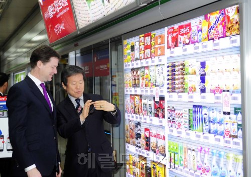 '2012 서울 핵안보정상회의'에 참석하기 위해 방한한 닉 클레그 영국 부총리가 26일 오전 서울 지하철 2호선 선릉역에 설치된 홈플러스 스마트 가상 스토어를 방문해 이승한 홈플러스 회장과 함께 둘러보고 있다. 박해묵 기자/mook@heraldm.com\r\n'2012 서울 핵안보정상회의'에 참석하기 위해 방한한 닉 클레그 영국 부총리가 26일 오전 서울 지하철 2호선 선릉역에 설치된 홈플러스 스마트 가상 스토어를 방문해 이승한 홈플러스 회장과 함께 둘러보고 있다. 박해묵 기자/mook@heraldm.com