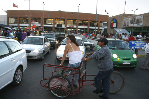<YONHAP PHOTO-0527> People gather outside a shopping mall after an earthquake was felt in Talca, Chile, Sunday, March 25, 2012. A magnitude-7.2 earthquake has struck just off the coast of central Chile, prompting an emergency evacuation order for people living near the ocean in case it spawns a tsunami. (AP Photo/Fabian Suazo)/2012-03-26 09:28:13/ <저작권자 ⓒ 1980-2012 ㈜연합뉴스. 무단 전재 재배포 금지.>
People gather outside a shopping mall after an earthquake was felt in Talca, Chile on Sunday.  AP-Yonhap News