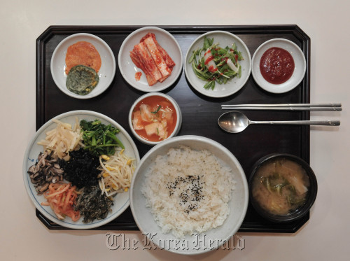 오빌 궁중한식<br />정희조 기자/checho@heraldm.com 120320
Obil Goong Joong Hansik’s bibimbap (goldongban) charim draws inspiration from gujeolpan with its elegantly plated namul.
Chung Hee-cho/The Korea Herald