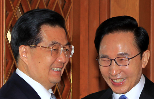 <YONHAP PHOTO-0624> <핵안보> 한.중 정상 미소 (서울=연합뉴스) 진성철 기자 = 이명박 대통령과 후진타오 중국 주석이 26일 청와대에서 서로 인사하며 미소짓고 있다. 후 주석은 '2012 서울 핵안보정상회의' 참석차 방한했다. 2012.3.26 zjin@yna.co.kr/2012-03-26 10:45:59/ <저작권자 ⓒ 1980-2012 ㈜연합뉴스. 무단 전재 재배포 금지.>
President Lee Myung-bak greets his Chinese counterpart Hu Jintao before their summit talks at Cheong Wa Dae on Monday.   Yonhap News