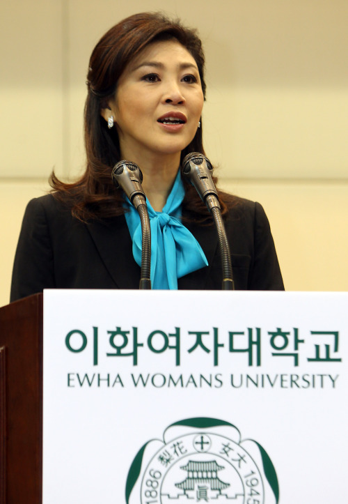 잉럭 친나왓 (Yingluck Shinawatra/정치인, 기업인/태국 총리)
<YONHAP PHOTO-0621> <핵안보> 태국 잉락 친나왓 총리의 이대강연 (서울=연합뉴스) 유용석 기자 = '2012 서울 핵안보정상회의' 참석차 방한한 잉락 친나왓 태국 총리가 26일 오전 서울 이화여대 LG컨벤션홀에서 '여성리더십'을 주제로 특별강연을 하고 있다. 2012.3.26 yalbr@yna.co.kr/2012-03-26 10:44:24/ <저작권자 ⓒ 1980-2012 ㈜연합뉴스. 무단 전재 재배포 금지.>
Thai Prime Minister Yingluck Shinawatra speaks to students at Ewha Womans University in Seoul on Monday.   Yonhap News