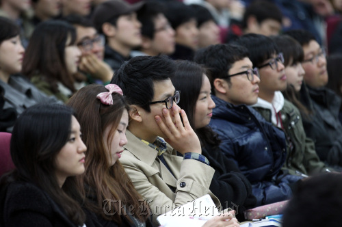 Students listen to a lecture at a university in Seoul.   Yonhap News