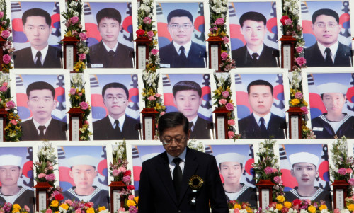 김황식(정치인/대한민국 41대 국무총리)
<YONHAP PHOTO-1118> 총리, 천안함 용사 추모 (대전=연합뉴스) 백승렬 기자 = 김황식 국무총리가 26일 대전 국립현충원에서 열린 천안함 용사 2주기 추모식에서 헌화하고 나서 뒤돌아 나오고 있다. 2012. 3. 26 srbaek@yna.co.kr/2012-03-26 14:30:59/ <저작권자 ⓒ 1980-2012 ㈜연합뉴스. 무단 전재 재배포 금지.>
Prime Minister Kim Hwang-sik walks away after laying flowers in front of the portraits of the sailors killed aboard the warship Cheonan at the two-year memorial at Daejeon National Cemetary on Monday. The warship was sunk by a North Korean torpedo on March 26, 2010, killing 46 sailors.  Yonhap News