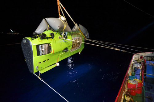 <YONHAP PHOTO-0598> In this photo provided by National Geographic, the DEEPSEA CHALLENGER submersible carrying filmmaker and National Geographic Explorer-in-Residence James Cameron is hoisted into the Pacific Ocean on its way to the "Challenger Deep," the deepest part of the Mariana Trench, Sunday, March 25, 2012. The dive was part of DEEPSEA CHALLENGE, a joint scientific expedition by Cameron, the National Geographic Society and Rolex to conduct deep-ocean research. (AP Photo/National Geographic, Mark Thiessen) MANDATORY CREDIT/2012-03-26 10:35:18/ <저작권자 ⓒ 1980-2012 ㈜연합뉴스. 무단 전재 재배포 금지.>
In this photo provided by National Geographic, the DEEPSEA CHALLENGER submersible carrying filmmaker and National Geographic Explorer-in-Residence James Cameron is hoisted into the Pacific Ocean on its way to the “Challenger Deep,” the deepest part of the Mariana Trench on Sunday.   AP-Yonhap News