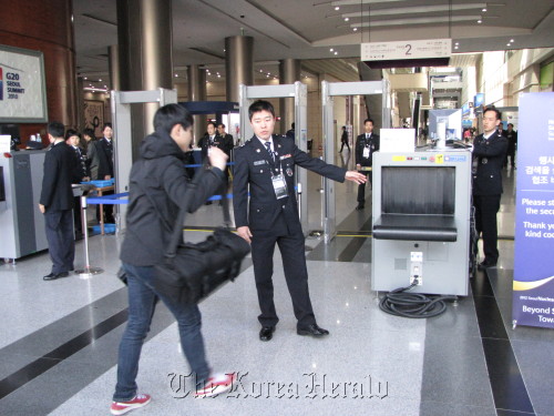A journalist approaches the security check at the entrance to the Seoul Nuclear Security Summit press area on Monday.      Kirsty Taylor/The Korea Herald