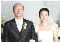 전재용(기업인)/박상아(탤런트,영화배우)\r\n지난 2007년 결혼식을 올린 배우 박상아(40)와 전두환 전 대통령의 차남 전재용(48)씨가 이혼하기 전에 비밀 결혼을 했다는 주장이 나와 관심을 끌고 있다.