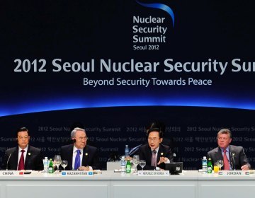 President Lee Myung-bak (second from right) delivers welcoming remarks during a working dinner at COEX, the venue of the Nuclear Security Summit in southern Seoul on Monday. (Chung Hee-cho/ The Korea Herald)