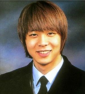박유천(가수,탤런트/소속그룹-JYJ)\r\n그룹 ‘JYJ’의 멤버 박유천의 고교 졸업사진이 공개돼 네티즌들의 관심이 쏠리고 있다.\r\n　