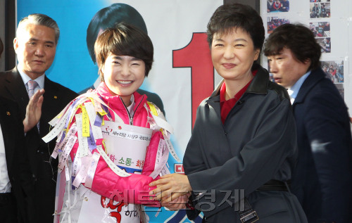 손수조(정당인)/박근혜(국회의원)\r\n인기 팟캐스트 방송 ‘나는 꼼수다’가 봉주9회를 공개, 손수조 새누리당 후보와 박근혜 비상대책위원장의 카퍼레이드가 명백한 선거법 위반이라고 주장했다.