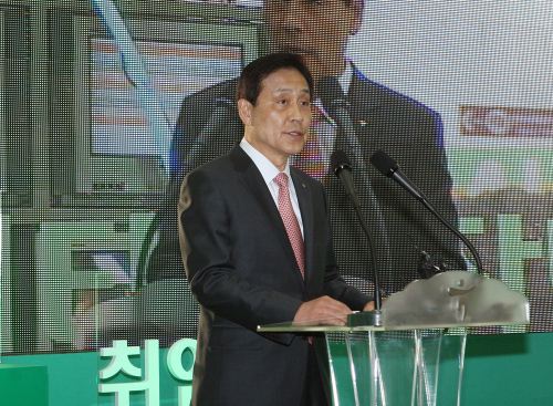 김정태 하나금융그룹 회장이 지난 26일 서울 을지로 본사에서 그룹 관계사 사장 및 임직원 800여명이 참석한 가운데 취임식을 갖고 공식 취임했다. 김 회장은 “외환은행 인수를 계기로 ‘초우량 종합금융 서비스 네트워크’ 달성을 위한 초석이 마련됐다”며 “‘글로벌 톱 50’라는 목표를 2만3000명 하나가족이 하나돼 반드시 완성하겠다”고 밝혔다.