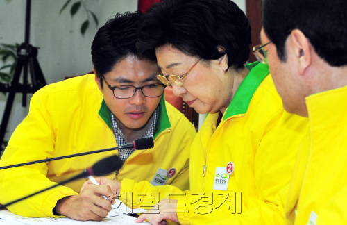한명숙 민주통합당대표는 27일 국회 원내대표실에서 김광진 최고위원과 총선 정책ㆍ공약 점검회의를 열어 4ㆍ11 총선 공약 등을 논의하고 있다. 박현구 기자phko@\r\n한명숙 민주통합당대표는 27일 국회 원내대표실에서 김광진 최고위원과 총선 정책ㆍ공약 점검회의를 열어 4ㆍ11 총선 공약 등을 논의하고 있다. 박현구 기자phko@\r\n한명숙 민주통합당대표는 27일 국회 원내대표실에서 김광진 최고위원과 총선 정책ㆍ공약 점검회의를 열어 4ㆍ11 총선 공약 등을 논의하고 있다. 박현구 기자phko@