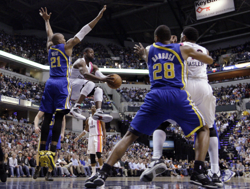 <YONHAP PHOTO-0406> Miami Heat guard Dwyane Wade moves past Indiana Pacers forward David West in the first half of an NBA basketball game in Indianapolis, Monday, March 26, 2012. (AP Photo/Michael Conroy)/2012-03-27 09:43:56/ <저작권자 ⓒ 1980-2012 ㈜연합뉴스. 무단 전재 재배포 금지.>
Miami Heat guard Dwyane Wade looks to pass the ball against the Indiana Pacers on Monday.  AP-Yonhap News