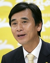 유시민(정치인)
유시민 통합진보당 공동대표가 27일 손수조 새누리당 후보의 ‘선거자금 거짓말’ 논란과 관련 “순수한 청년으로 열심히 직장생활 하고 살아야 한다”면서 강한 어조로 비판했다.