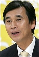 유시민(정치인)\r\n유시민 통합진보당 공동대표가 27일 손수조 새누리당 후보의 ‘선거자금 거짓말’ 논란과 관련 “순수한 청년으로 열심히 직장생활 하고 살아야 한다”면서 강한 어조로 비판했다.