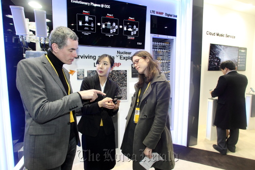 Participants in the Seoul Nuclear Security Summit visit the nation’s ICT exhibition booth at the event venue COEX in southern Seoul on Tuesday.  KT Corp.