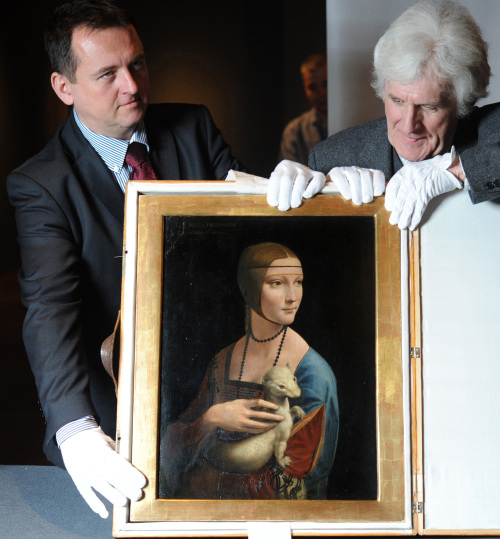 <YONHAP PHOTO-0010> FILE - In this April 12, 2011 file photo art conservators Janusz Czop, left, and Janusz Walek present to journalists the Leonardo da Vinci painting "Lady with an Ermine" at the Royal Castle in Warsaw, Poland. Recent tests show that bark beetles and old age have weakened Leonardo da Vinci's 15th century painting "Lady with an Ermine," which is housed in Poland's National Museum in Krakow. (AP Photo/Alik Keplicz, File)/2012-03-27 00:23:35/ <저작권자 ⓒ 1980-2012 ㈜연합뉴스. 무단 전재 재배포 금지.>
Conservators Janusz Czop (left) and Janusz Walek present to journalists the Leonardo da Vinci painting “Lady with an Ermine” at the Royal Castle in Warsaw, Poland in April, 2011.   AP-Yonhap News