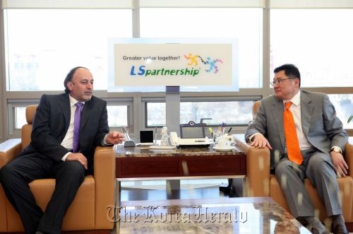 Koo Ja-kyun (right), chief executive and vice chairman of LS Industrial Systems, meets Iraqi Vice Minister of Electricity Amer Abdul Majeed at its office in Anyang, Gyeonggi Province, Tuesday. LSIS