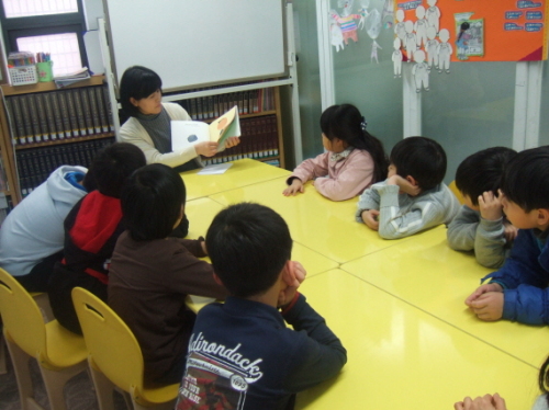 Children listen during “Multilingual Storytelling Hour” at Modoo Library in Seoul. Modoo Library