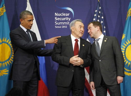 버락 오바마(Barack Obama/정치인/미국 대통령)
<YONHAP PHOTO-0909> U.S. President Barack Obama, left, talks with Kazakhstan President Nursultan Nazarbayev, center, and Russian President Dmitry Medvedev during their joint statement at the Nuclear Security Summit at the Coex Center, in Seoul, South Korea, Tuesday, March 27, 2012. (AP Photo/Pablo Martinez Monsivais)/2012-03-27 14:00:52/ <저작권자 ⓒ 1980-2012 ㈜연합뉴스. 무단 전재 재배포 금지.>
U.S. President Barack Obama (left) talks with Kazakhstan President Nursultan Nazarbayev (center) and Russian President Dmitry Medvedev during their joint statement at the Nuclear Security Summit at the COEX Center, in Seoul on Tuesday.  AP-Yonhap News