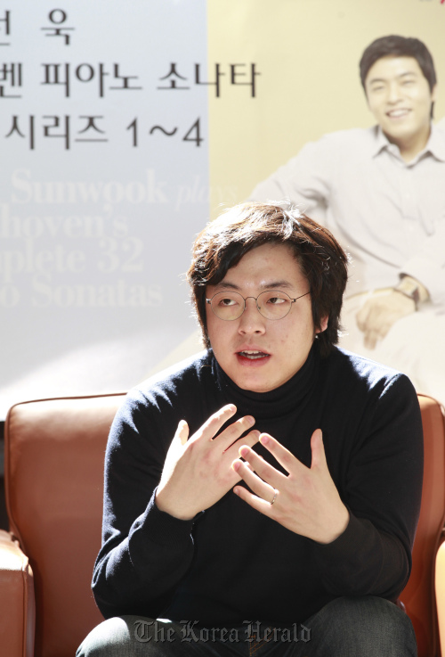 김선욱(피아니스트)
Pianist Kim Sun-wook speaks during a press conference in Seoul on Tuesday. LG Arts Center