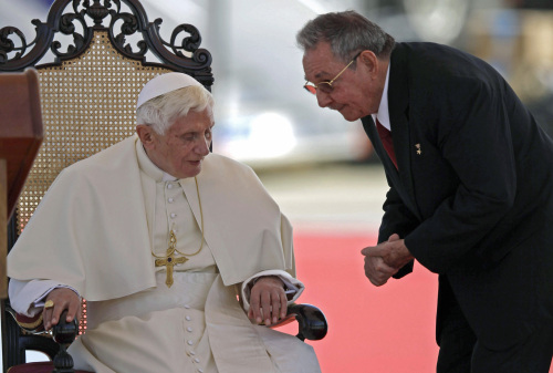 포프 베네딕트(Pope Benedict 16세/종교인/로마 카톨릭 교황)
<YONHAP PHOTO-0262> Cuba's President Raul Castro, right, talks to Pope Benedict XVI during a welcome ceremony at the airport in Santiago de Cuba, Cuba, Monday March 26, 2012. (AP Photo/Javier Galeano, Pool)/2012-03-27 07:51:04/ <저작권자 ⓒ 1980-2012 ㈜연합뉴스. 무단 전재 재배포 금지.>
Cuba’s President Raul Castro (right) talks to Pope Benedict XVI during a welcome ceremony at the airport in Santiago de Cuba on Monday.  AP-Yonhap News