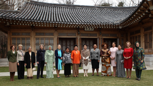 <YONHAP PHOTO-0977> <핵안보> 김윤옥 여사, 핵안보정상회담 배우자 오찬 (서을=연합뉴스) 김연정 기자 = 이명박 대통령 부인 김윤옥 여사가 27일 오후 서울 청와대 상춘재에서 열린 '2012 서울 핵안보정상회의'배우자들과의 오찬에서 정상 부인들과 기념촬영을 하고 있다. 왼쪽부터 프리드룬 사비네 부르크할터 스위스 외교장관 부인, 제트루드 반 롬푀이 EU 정상회의 상임의장 부인, 구르샤란 콜 인도 총리 부인, 엘자 안토니올리 몬티 이탈리아 총리 부인, 누라이니 압둘 라흐만 말레이시아 부총리 부인, 유순택 UN 사무총장 부인, 엘레니타 비나이 필리핀 부통령 부인, 아니 밤방 유도요노 인도네시아 대통령 부인, 김윤옥 여사, 놈푸멜레로 은툴리 남아공 대통령 부인, 페이션스 조나단 나이지리아 대통령 부인, 실비아 봉고 온딤바 가봉 대통령 부인, 쩐 타잉 끼엠 베트남 총리 부인, 세실리아 모렐 데 피녜라 칠레 대통령 부인. 2012.3.27 maum@yna.co.kr/2012-03-27 14:20:51/ <저작권자 ⓒ 1980-2012 ㈜연합뉴스. 무단 전재 재배포 금지.>
(From left) Friedrun Sabine Burkhalter, wife of Swiss Foreign Minister Didier Burkhalter, Margarida Barroso, wife of European Commission President Jose Manuel Barroso, Gursharan Kaur, wife of Indian Prime Minister Manmohan Singh, Elsa Antonioli Monti, wife of Italian Prime Minister Mario Monti, Noorainee Abdul Rahman, wife of Malay Vice Prime Minister Tan Sri Muhyiddin Mohd Yassin, Yoo Soon-taek, wife of U.N. Secretary General Ban Ki-moon, Elenita S. Binay, wife of Philippines Vice President Jejomar Cabauatan Binay, Ani Bambang Yudhoyono, wife of Indonesian President Susilo Bambang Yudhoyono, First Lady Kim Yoon-ok, Nompumelelo Zuma, wife of South African President Jacob Gedleyihlekisa Zuma, Patience Jonathan, wife of Nigerian President Goodluck Ebele Jonathan, Sylvia Bongo Ondimba, wife of Gabonese President Ali Bongo Ondimba, Tran Thanh Kiem, wife of Vietnamese Prime Minister Nguyen Tan Dung, Cecilia Morel de Pinera, wife of Chilean President Sebastian Pinera Echenique and Emine Erdogan, wife of Turkish Prime Minister Recep Tayyip Erdogan. Yonhap News