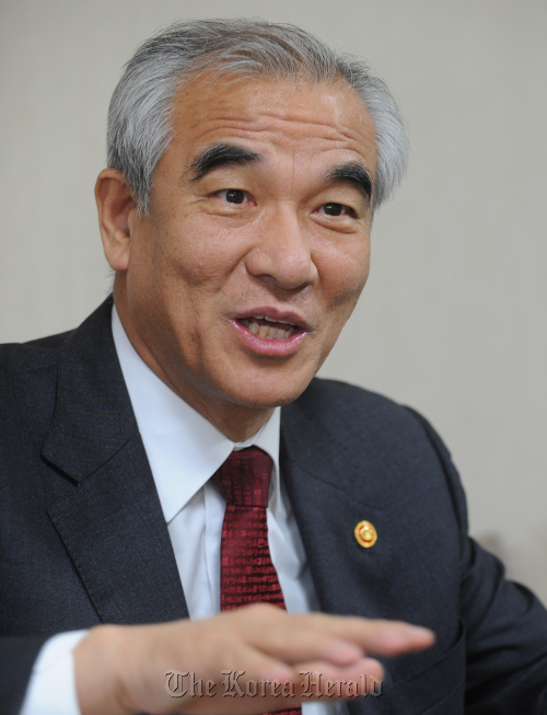 최광식 장관 인터뷰.<br />이상섭 기자. babtong@heraldm.com 2012.01.19
Culture Minister Choe Kwang-shik. The Korea Herald