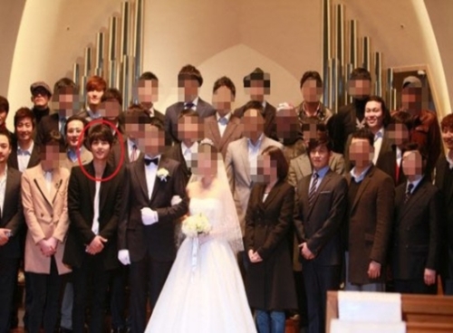 송중기/배우 \r\n배우 송중기가 차태현 매니저의 결혼식에서 촬영한 사진이 인터넷에서 화제다. \r\n최근 온라인 커뮤니티 게시판에는 ‘차태현 매니저 결혼식에 간 송중기’라는 제목으로 사진이 게재됐다. \r\n　