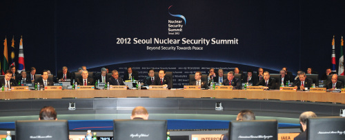 World leaders attend the first session of the Nuclear Security Summit at the COEX in Seoul, Monday. From left are Georgian President Mikheil Saakashvili, Chinese President Hu Jintao, Kazak President Nursultan Nazarbayev, U.S. President Barack Obama, South Korean President Lee Myung-bak, Russian President Dmitry Medvedev, King of Jordan Abdullah II Ibn Al-Hussein, Azerbaijani President Ilham Aliyev, Indonesian President Susilo Bambang Yudhoyono and South African President Jacob Gedleyihlekisa Zuma.          (Chung Hee-cho/The Korea Herald)