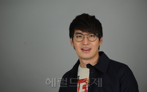 정겨운 인터뷰.<br />이상섭 기자. babtong@heraldm.com 2012.03.22\r\n정겨운 인터뷰.\n이상섭 기자. babtong@heraldm.com 2012.03.22