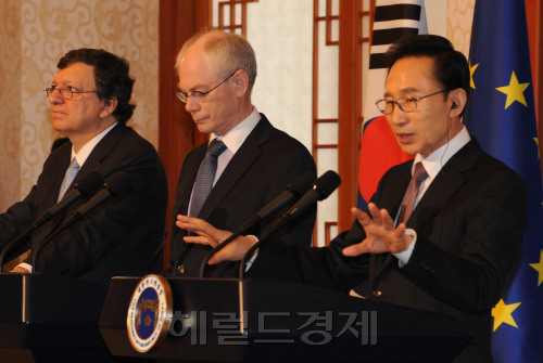 이명박 대통령이 28일 청와대에서 열린 한.EU 정상 공동 기자회견에서 조제 마누엘 바호주 EU 집행위원장(왼쪽), 헤르만 반 롬푀이 EU 상임의장과 공동기자회견을 갖고있다.정희조 기자 checho@heraldm.com 2012.03.28
(From right) President Lee Myung-bak, European Council President Herman Van Rompuy and European Commission President Jose Manuel Barroso hold a joint press conference at Cheong Wa Dae after their talks on Wednesday.   Chung Hee-cho/The Korea Herald