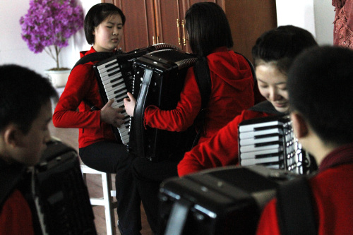 <YONHAP PHOTO-1007> In this Feb. 25, 2012 photo, students rehearse with accordions in a practice room at the Kumsong school in Pyongyang, North Korea. A group from the school became an Internet sensation with their accordion version of 1980's pop group A-ha's "Take on Me." (AP Photo/Kim Kwang Hyon)/2012-03-22 14:31:53/ <저작권자 ⓒ 1980-2012 ㈜연합뉴스. 무단 전재 재배포 금지.>
Students rehearse with accordions in a practice room at the Kumsong school in Pyongyang.  AP-Yonhap News