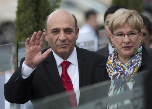 <YONHAP PHOTO-1333> Israeli Kadima Party candidate Shaul Mofaz waves as his wife Orit walks along with him to a poling station in Kfar Saba, Israel,Tuesday, March 27, 2012. Israel's largest party, relegated to the opposition after 2009 national elections, is to choose its leader on Tuesday in a rematch between a former peace negotiator and a one-time defense chief who directed Israel's tough response to the last Palestinian uprising.The race between current Kadima Party chief Tzipi Livni and Shaul Mofaz is expected to be closely fought. Whoever wins will try to wrest power from Benjamin Netanyahu when Israelis next go to national elections, currently scheduled for October 2013. (AP Photo/Ariel Schalit)/2012-03-27 20:00:28/ <저작권자 ⓒ 1980-2012 ㈜연합뉴스. 무단 전재 재배포 금지.>
Israeli Kadima Party candidate Shaul Mofaz   AP-Yonhap News