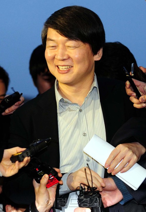 27일 오후 서울 관악구 신림동 문화관에서 열린  ‘소통과 공감’ 강연에서 연사로 나선 안철수 서울대 융합과학기술원장이 기자들의 질문에 답하고 있다.  /박현구 기자 phkoo@ 2012.03.27
Ahn Cheol-soo