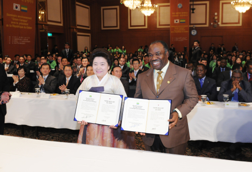 SP Gabon - 3 columns - color
International We Love U Foundation chairwoman Zahng Gil-jah and Gabonese President Ali-Ben Bongo Ondimba hold on agreement on cooperative countermeasures against climate change at Seoul Olympic Parktel on Monday. WeLoveU