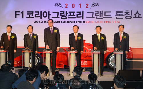 28일 코엑스인터콘티넨탈호텔에서 열린 f1코리아 그랑프리 그랜드론칭 행사. <br />정희조 기자/checho@heraldm.com 120328
South Jeolla Province Gov. Park Joon-yung (third from right) and Korea Tourism Organization president Lee Charm (third from left) pose for photo at a launching ceremony of Korea’s F1 ticket distribution at the InterContinental Hotel in Seoul on Wednesday. Chung Hee-cho/The Korea Herald