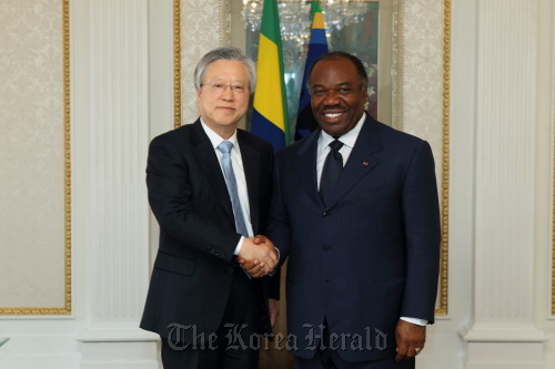 KT chairman Lee Suk-chae (left) shakes hands with Gabonese President Ali Bongo Ondimba at the Hotel Shilla in central Seoul on Wednesday.  KT Corp.